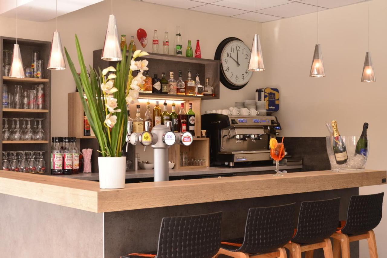 Logis Cris Hotel Et Restaurant, Lyon Sud-Est Corbas Eksteriør bilde