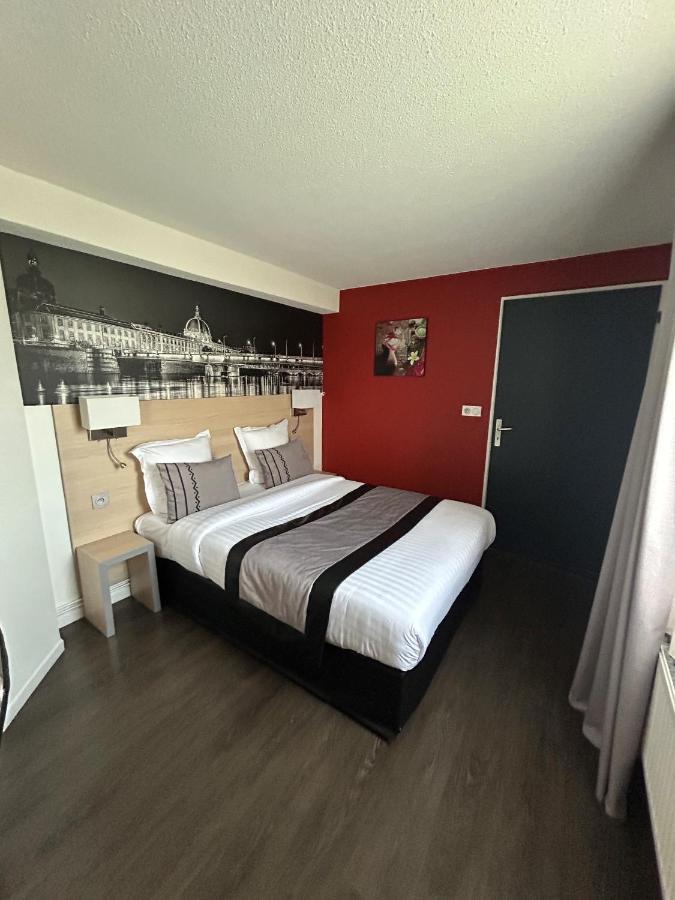 Logis Cris Hotel Et Restaurant, Lyon Sud-Est Corbas Eksteriør bilde