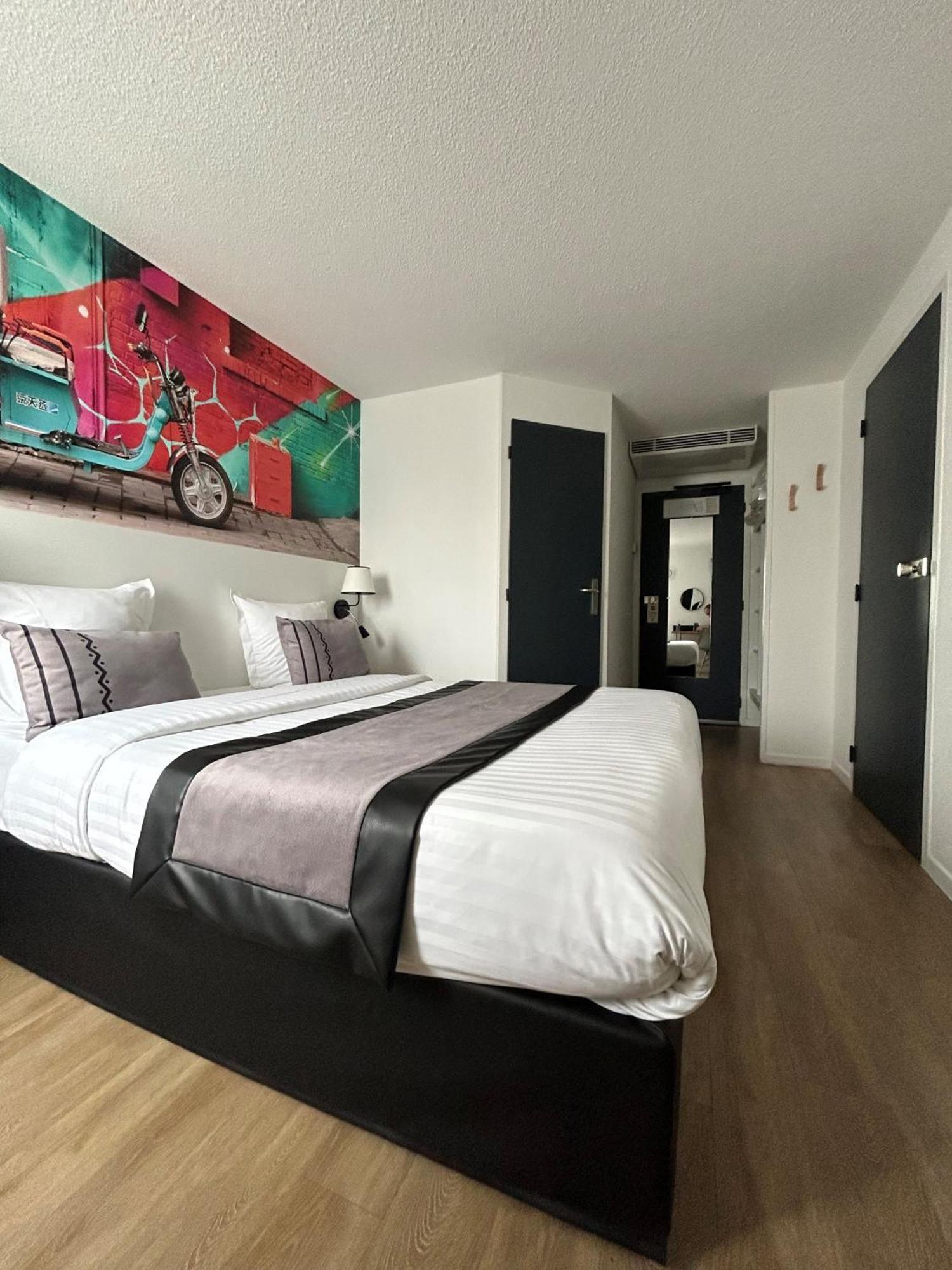 Logis Cris Hotel Et Restaurant, Lyon Sud-Est Corbas Eksteriør bilde
