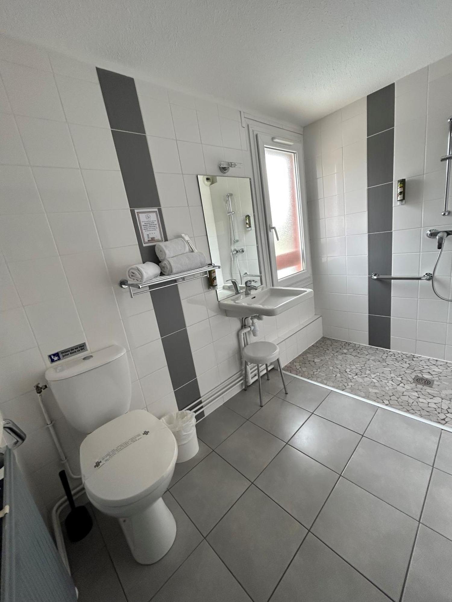 Logis Cris Hotel Et Restaurant, Lyon Sud-Est Corbas Eksteriør bilde