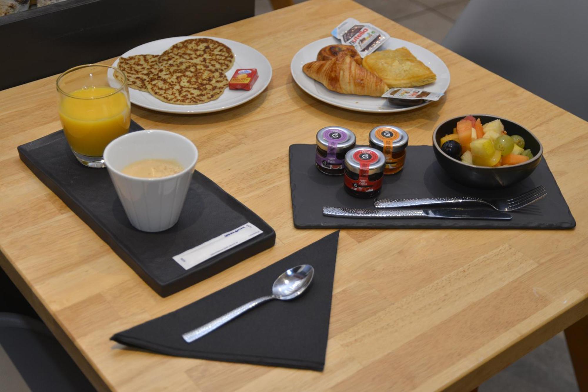 Logis Cris Hotel Et Restaurant, Lyon Sud-Est Corbas Eksteriør bilde