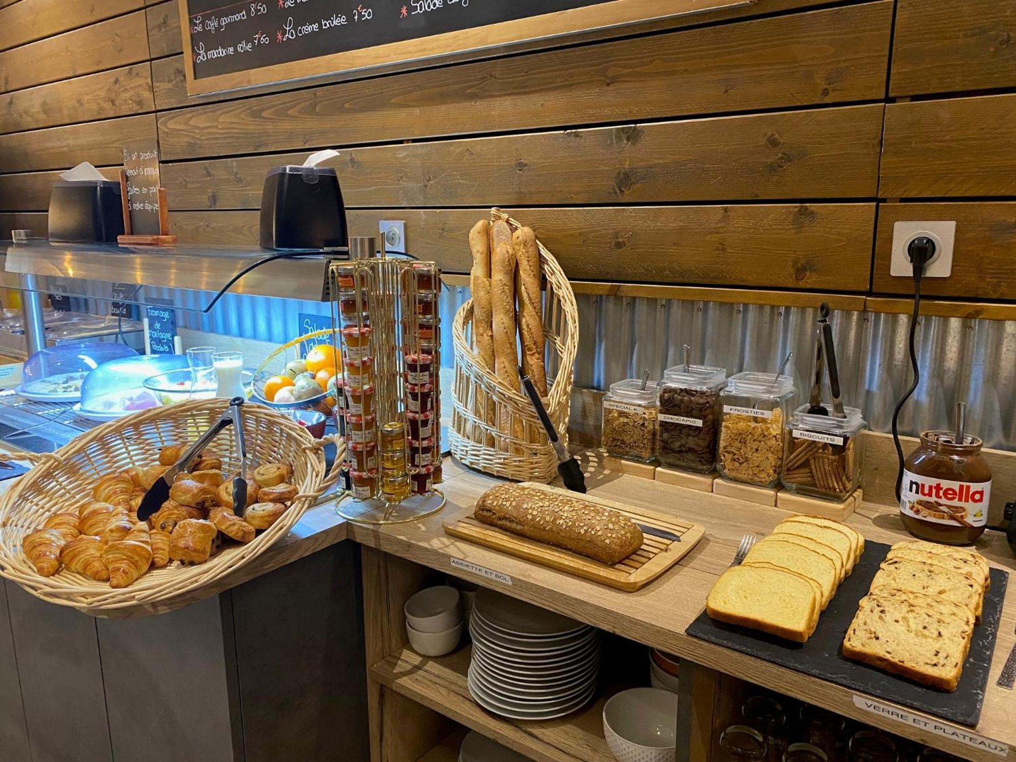 Logis Cris Hotel Et Restaurant, Lyon Sud-Est Corbas Eksteriør bilde