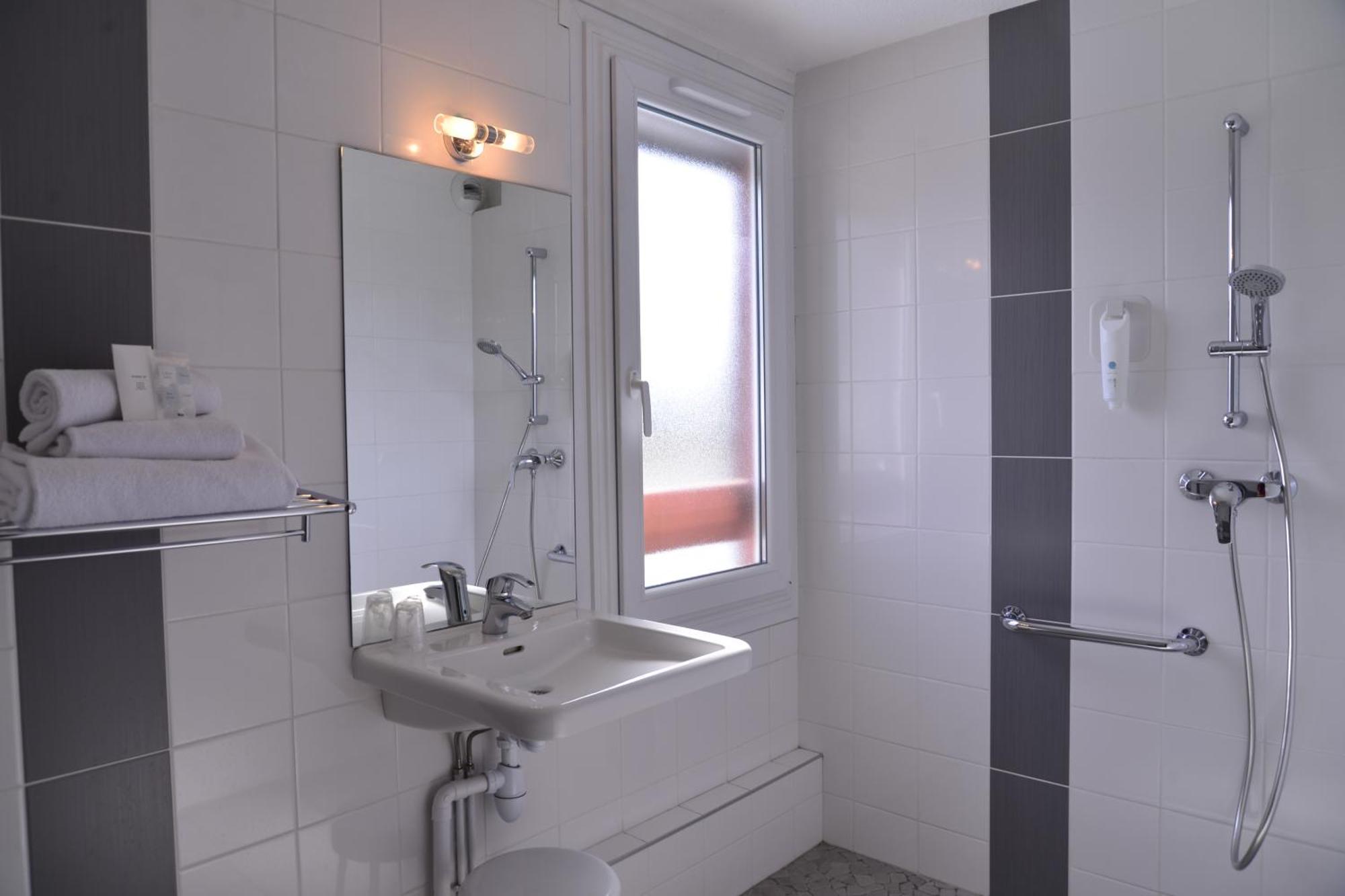 Logis Cris Hotel Et Restaurant, Lyon Sud-Est Corbas Eksteriør bilde