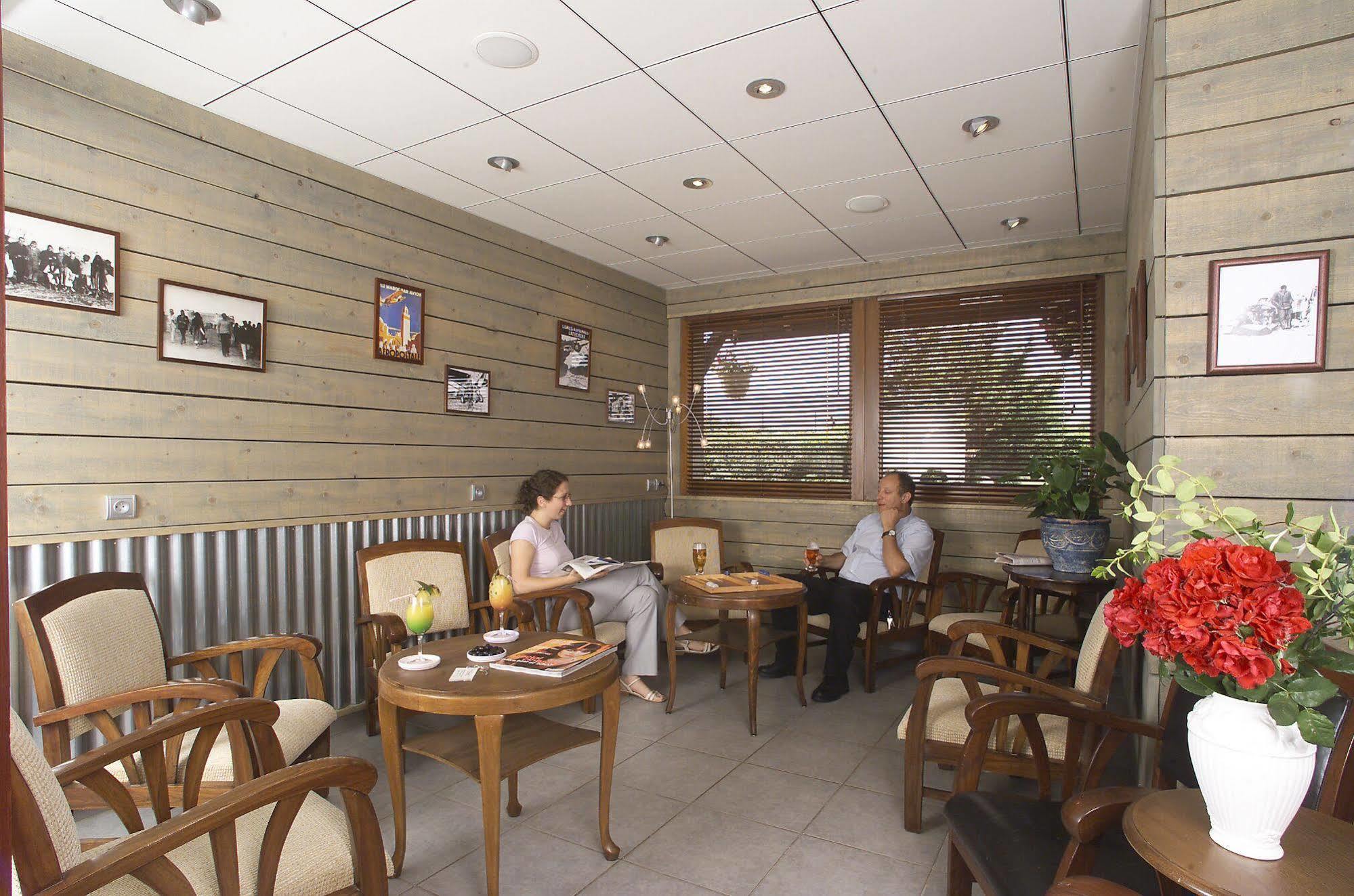 Logis Cris Hotel Et Restaurant, Lyon Sud-Est Corbas Eksteriør bilde