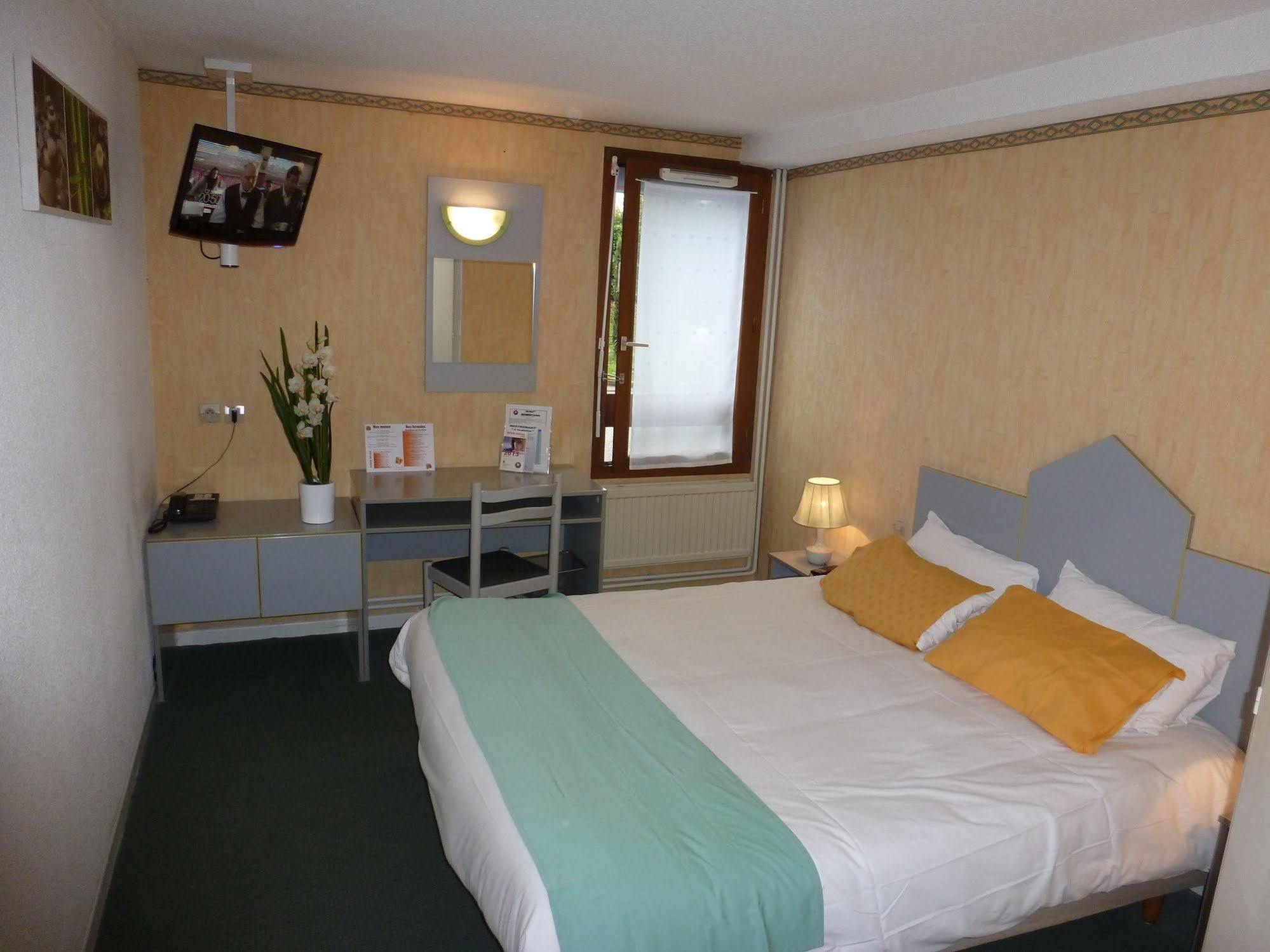 Logis Cris Hotel Et Restaurant, Lyon Sud-Est Corbas Eksteriør bilde