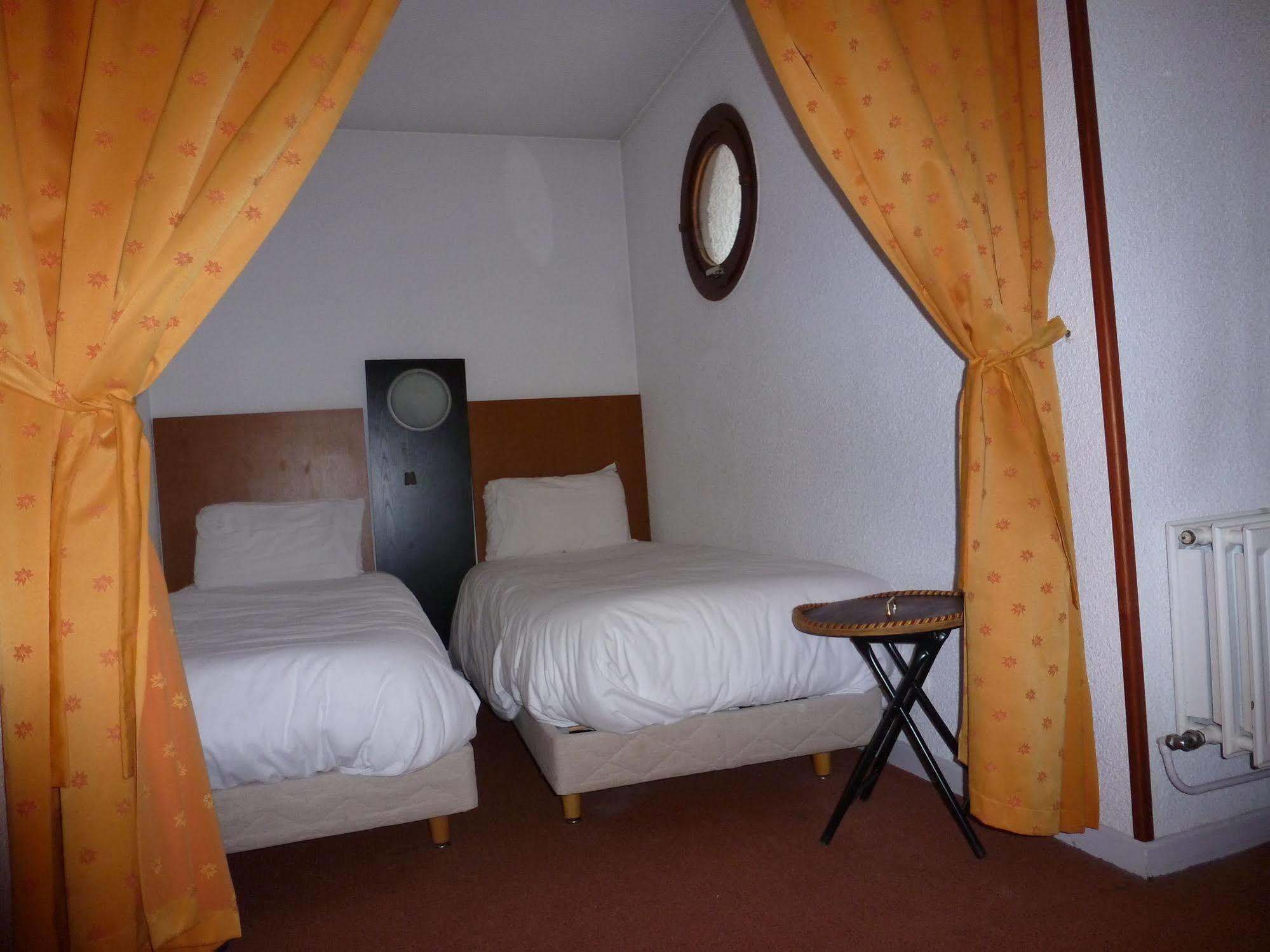 Logis Cris Hotel Et Restaurant, Lyon Sud-Est Corbas Eksteriør bilde
