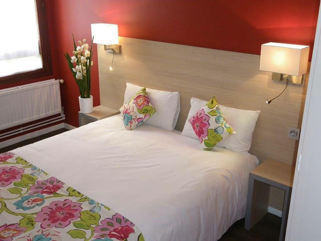 Logis Cris Hotel Et Restaurant, Lyon Sud-Est Corbas Eksteriør bilde
